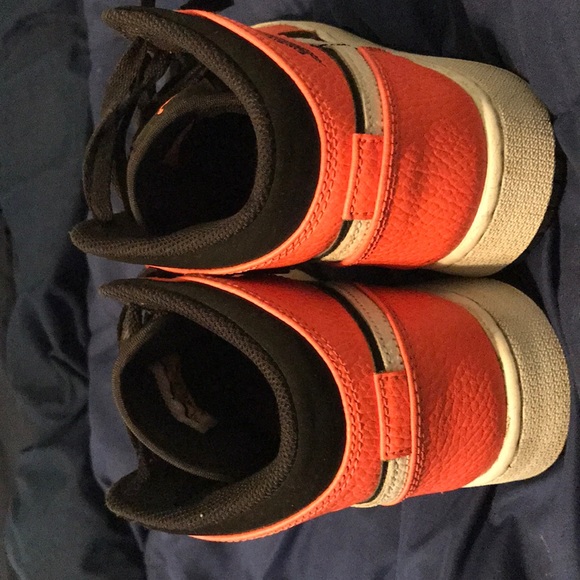 Shattered Backboard Vibes On This Air Jordan 1 Mid - Picture 4 of 5